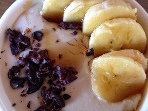 Foto Postre marañones cacao nibs y banano