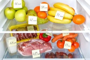 17837445-nevera-abierta-llena-de-frutas-verduras-y-carne-con-calorias-marcadas